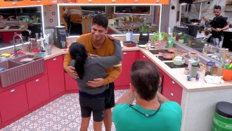 Guilherme recebe abraços de brothers pelo aniversário