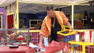 Gustavo e brothers do grupo VIP recebem as compras de mercado