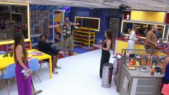 Gustavo pede abraço para Laís e brothers brincam: 'Beija! Beija!'