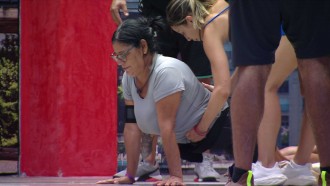 Incentivada por brothers, Delma faz flexão na casa do BBB 25