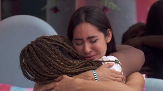 Isabelle pede abraço para Raquele e chora