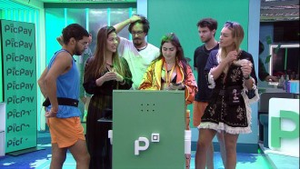 Jade Picon faz compras para próxima Festa do Líder