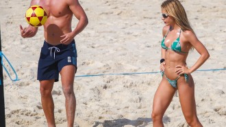 Jade Picon se exercita na praia com André Lamoglia