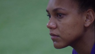 Jessilane chora sozinha no gramado do BBB 22