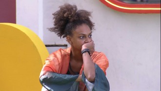 Jessilane, do BBB 22, acorda e vai para a área externa sozinha