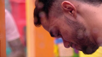 João Gabriel chora ao falar de avó com o irmão no BBB 25