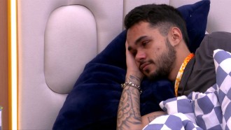 João Pedro chora ao olhar retrato de família