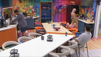 No BBB 26, Juliano Floss pede ajuda de brothers para usar cafeteira: 'Nunca vi isso'