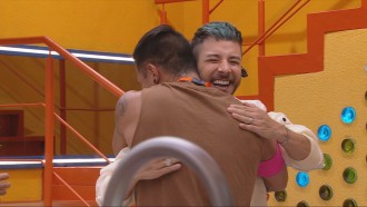Júnior Lima surpreende participantes ao 'invadir' casa do BBB 25