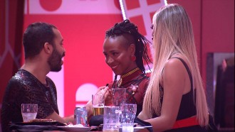 Karol Conká, Sarah e Gilberto dão selinho na Festa Amsterdam