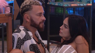 Larissa fica surpresa com revelação de Fred