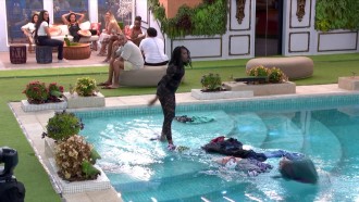 Leidy Elin pega as roupas de Davi e joga na piscina do BBB 24