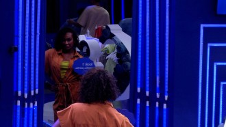 Linn da Quebrada dança e posa com seu look C&A