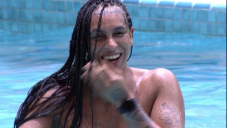 Linn da Quebrada se atrapalha e cai na piscina do BBB 22