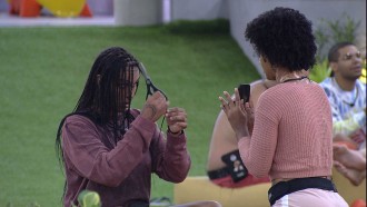 Linn da Quebrada tira tranças no BBB 22