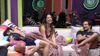 Lucas abraça Eslovênia e Laís brinca: 'Vai sair casamento daí'