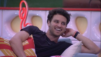 Lucas comenta com Larissa: 'Mal casei e já estou emparedado!'