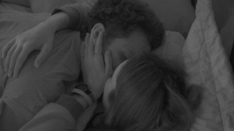 Lucas e Eslovênia trocam beijos na cama do Quarto do Líder