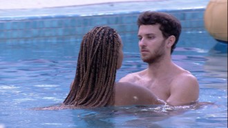 Lucas e Natália se abraçam na piscina do BBB 22