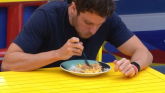 Lucas é o primeiro a tomar café da manhã do Grupo Vip