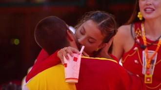 Maike e Renata se beijam na Festa do BBB 25