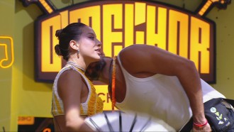 Maike se aproxima e dá 'cheiro' em pescoço de Renata