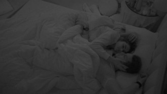 Na cama, Lucas canta para Eslovênia: 'A gente não vai errar, não...