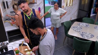 Na cozinha VIP, Vinícius ensina João Gabriel a cortar cebola