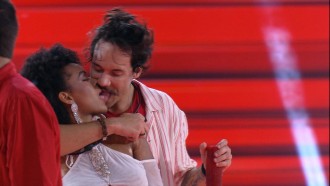 Na Festa Americanas, Natália e Eliezer se beijam