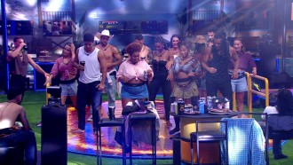 Na Festa do Líder, participantes dançam sincronizados