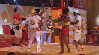 Na Festa Méqui Parque, Jessilane ensina Pedro Scooby a dançar