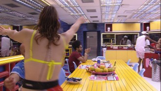 Naiara abraça Tiago Abravanel na cozinha