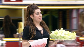 Naiara Azevedo cozinha carne moída para o almoço dos brothers