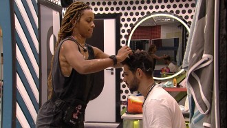 Natália corta cabelo de brother no BBB 22