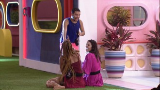 Natália fala para Eslovênia: 'Seu crush é o Rodrigo'