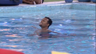 Nego Di canta na piscina do BBB21