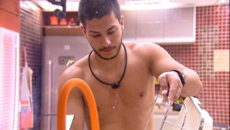 No BBB 22, Arthur Aguiar lava a louça e dispara: 'Porcaria mesmo