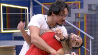 No BBB 22, Eliezer diz para Vinícius: 'Vou te beijar'