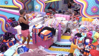 No BBB 22, Vinicius faz performance usando desodorante