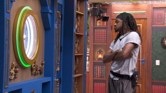 No BBB 24, Luigi encara botão de desistência e diz: 'Tentação'