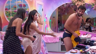 No BBB 24, sisters dão tapa no bumbum de Matteus