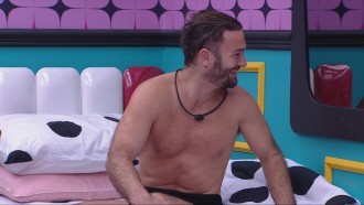 No BBB 25, Diego Hypolito se olha no espelho e ri sozinho