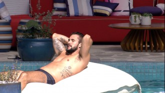 No BBB21, Arthur curte a piscina sozinho