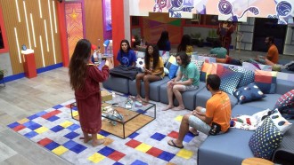 No BBB21, brothers recebem camisas da campanha 'Vacina Sim'