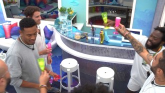 No Quarto do Líder, brothers cantam e se divertem