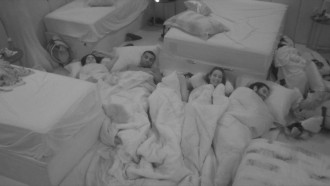 No Quarto Fada, brothers decidem dormir juntos no chão