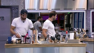 No Vip do BBB21, Rodolffo prepara café da manhã para brothers