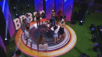 Participantes dançam funk no after do Show de Quarta