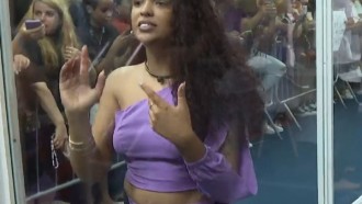 Paula, da Casa de Vidro, diz que mãe fez sua roupa: 'Cortou e fez'