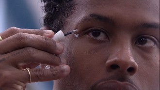 Paulo André faz make de coração de Jade Picon no BBB 22